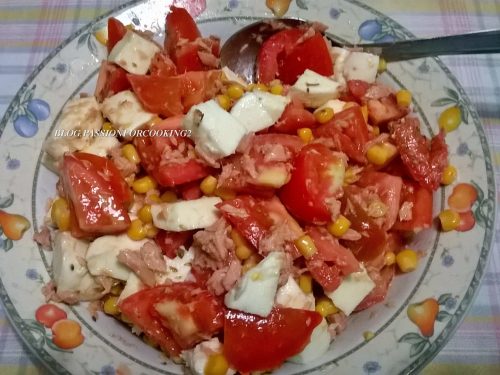 Insalata di pomodori, mais, mozzarella, e tonno