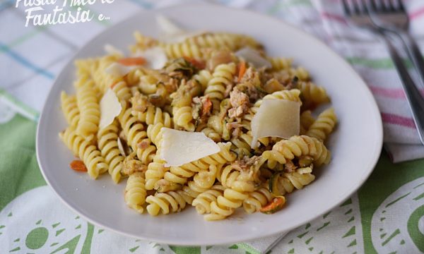 Pasta zucchine, fiori di zucca, tonno e pecorino, primo piatto