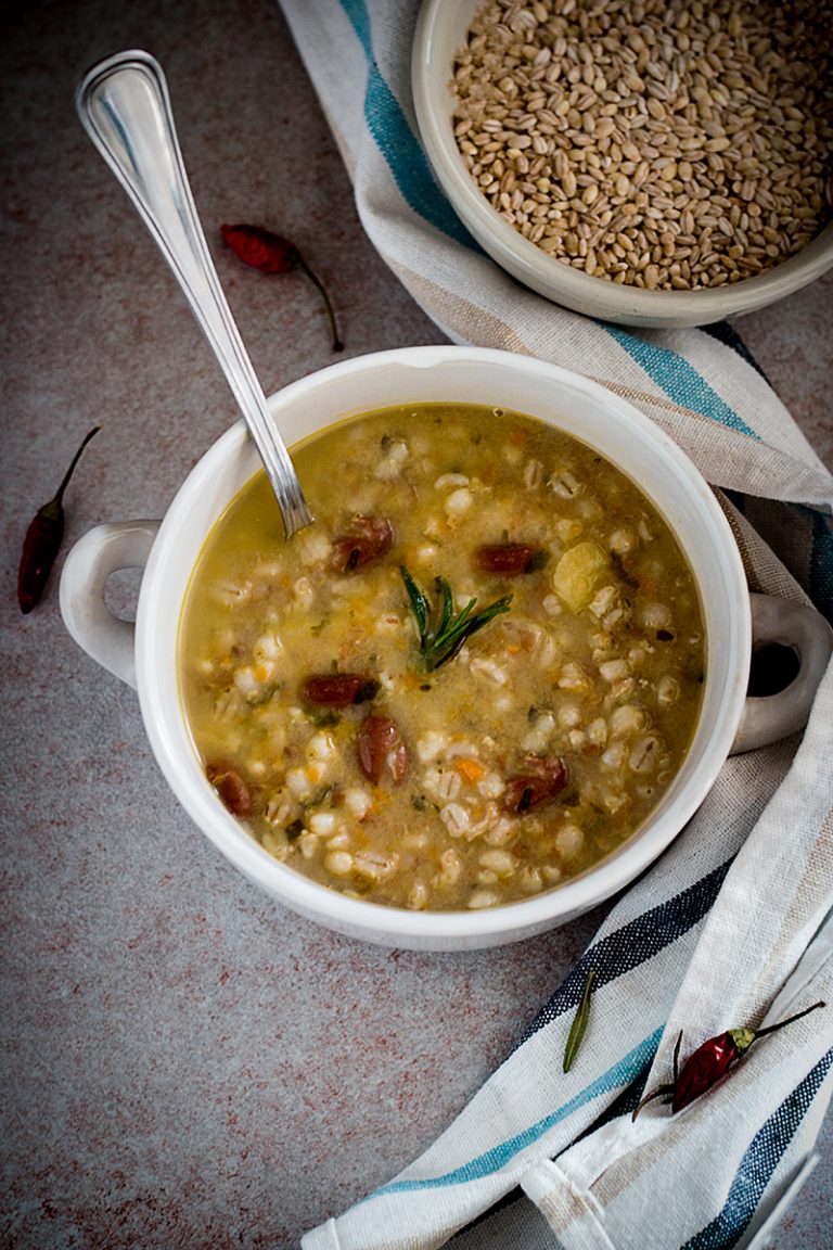 Zuppa di orzo e fagioli con patate, una zuppa di legumi semplice e buona