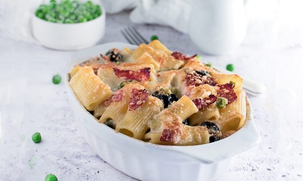 Pasta al Forno Bianca con Funghi, Piselli, Olive e Salame