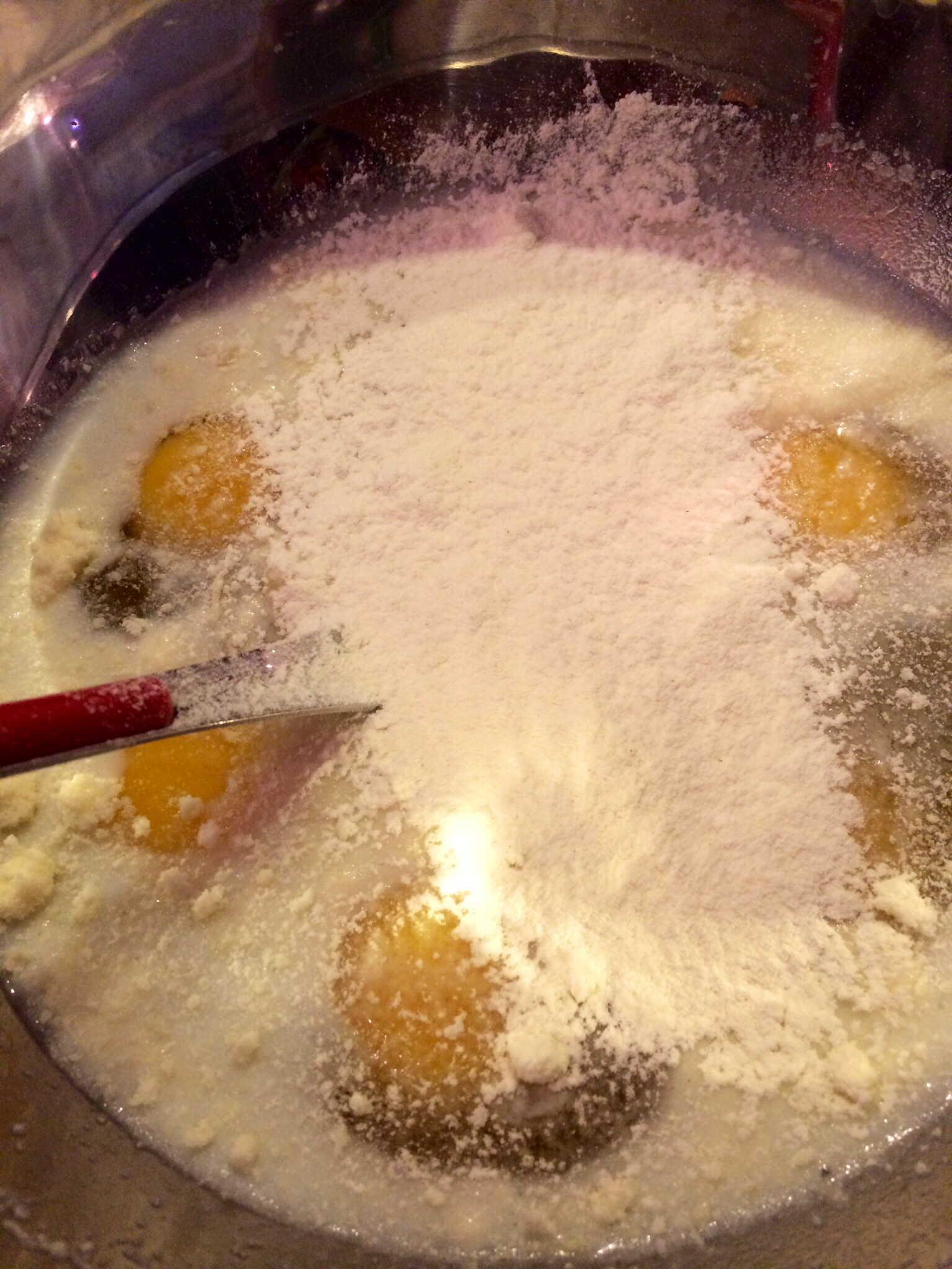 Battere le uova con parmigiano ,sale, farina e concentrato di pomodoro 
