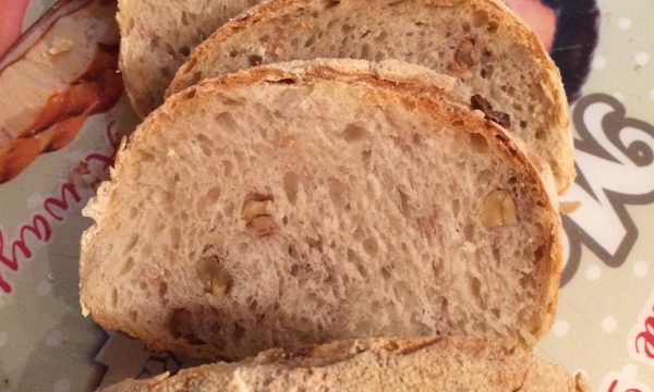 pane condito con noci e olive