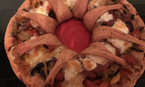 Corona di pizza alle verdure estive