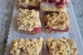 SBRICIOLATA CON FRAGOLE E CREMA AL LATTE