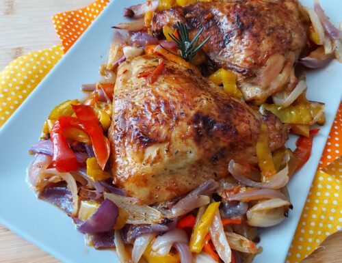 Pollo con peperoni e cipolle al forno