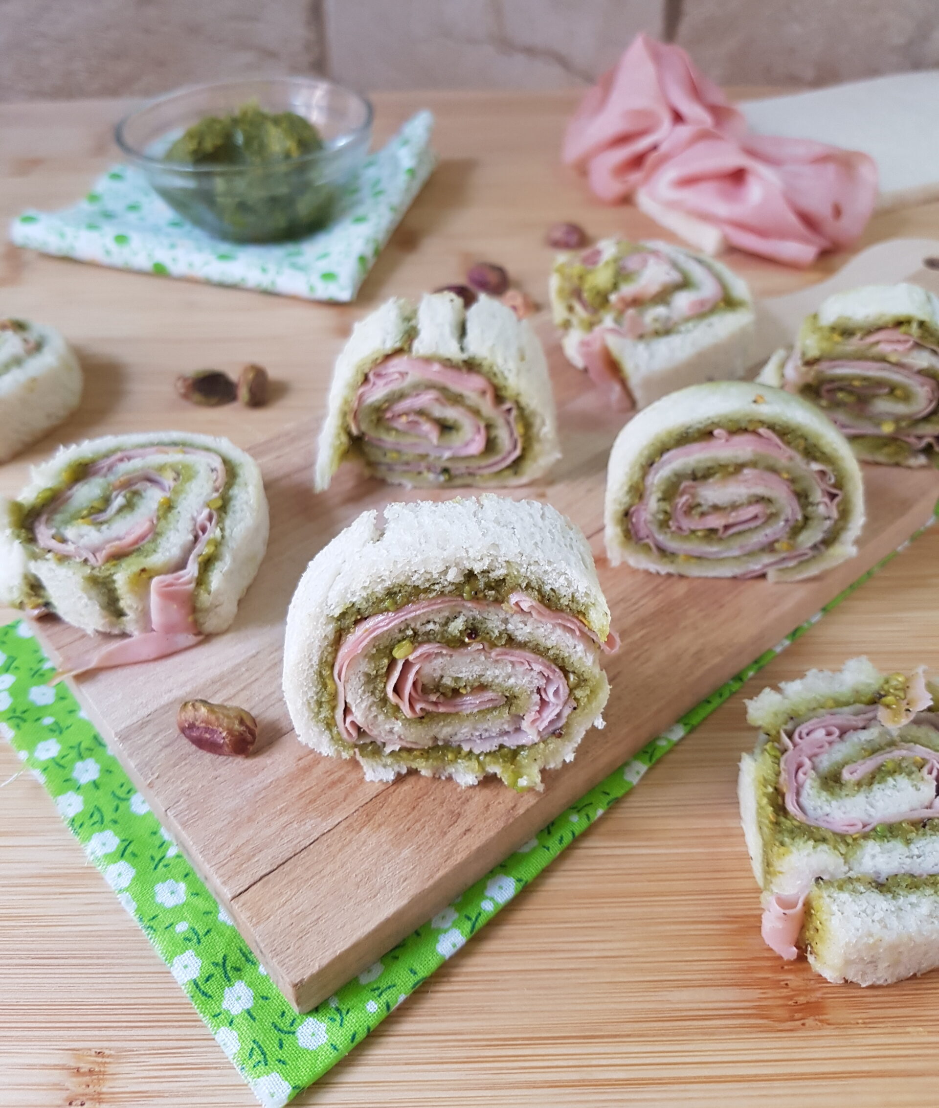 Girelle con Mortadella e Pesto di Pistacchi Pasticciando con Ilenia