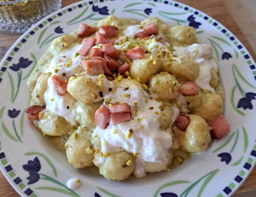 Gnocchi di patate con Pesto di Pistacchi, Stracciatella e Mortadella Croccante