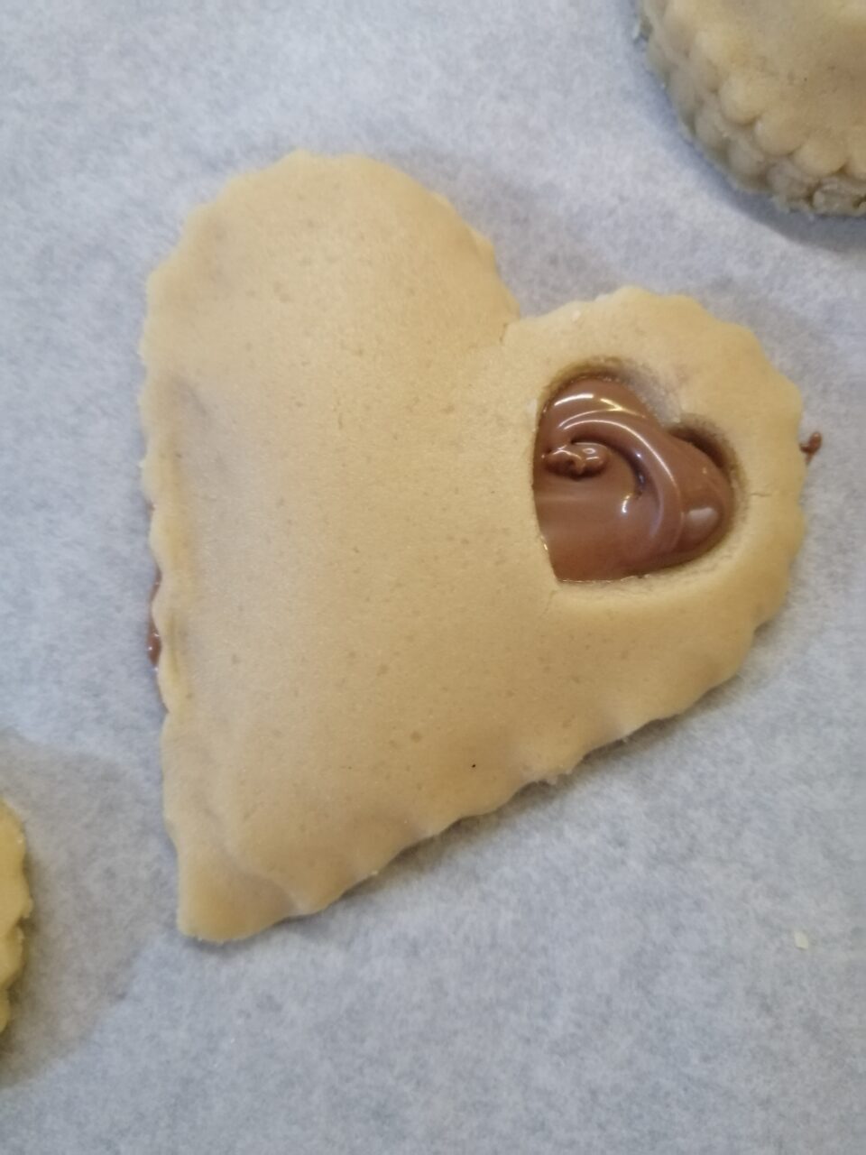 I Biscotti di pasta frolla senza uova sono dei biscottini molto friabili e gustosi!
Questa pasta frolla senza uova è una rivisitazione della ricetta classica e si prepara con semplicità, senza nulla da invidiare al gusto tradizionale. 