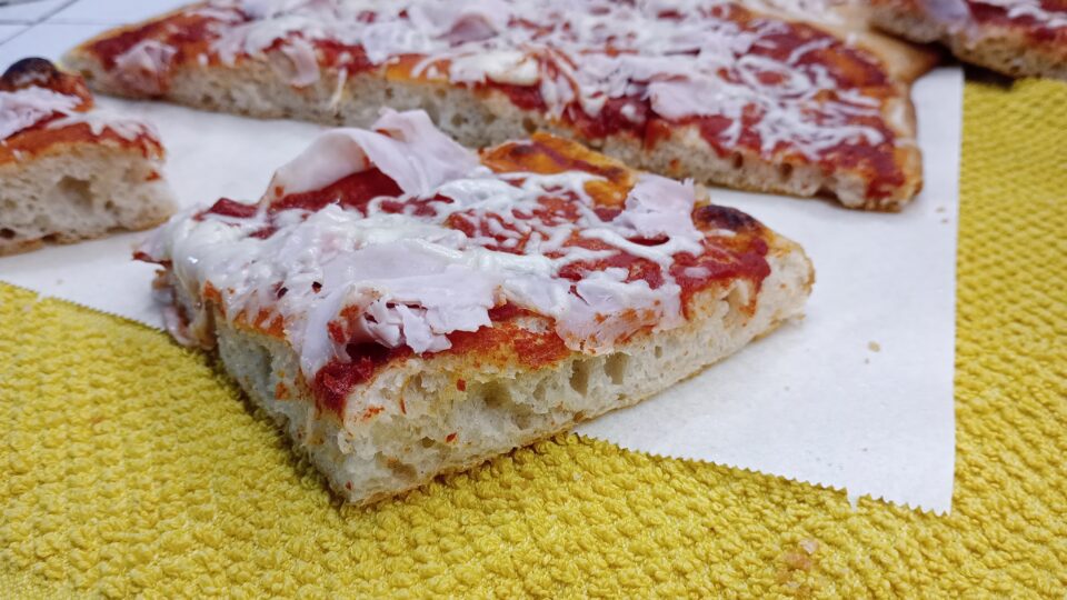 Se amate la pizza in teglia alta e soffice che vi riempie gli occhi e lo stomaco siete nel posto giusto.