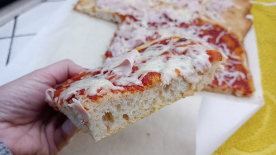 Se amate la pizza in teglia alta e soffice che vi riempie gli occhi e lo stomaco siete nel posto giusto.