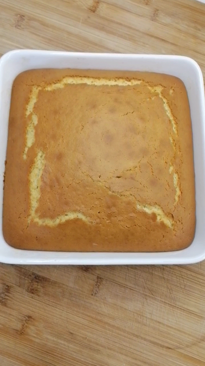 Torta Soffice alla Vaniglia: la ricetta perfetta, facile e versatile.
Una torta incredibilmente soffice e profumata alla vaniglia, così facile che diventerà il vostro cavallo di battaglia.