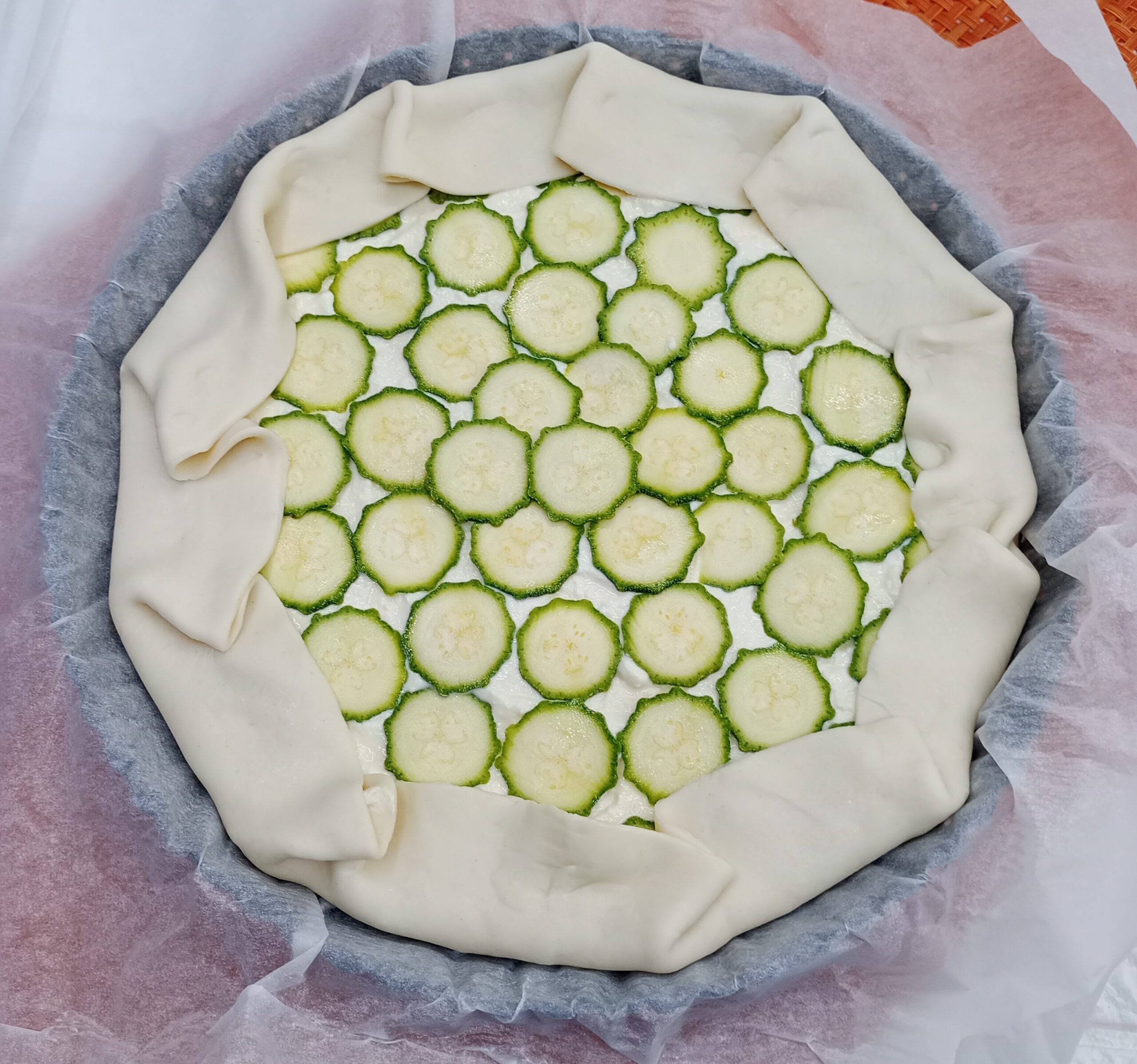 La pasta matta è un impasto base per torte salate davvero fantastico: rimane leggero e friabile, quasi come una frolla salata.