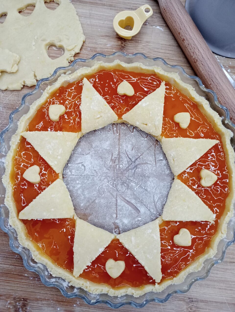 Fior di crostata: deliziosa frolla al burro e confettura di albicocche. Una versione classica ma con un aspetto unico e goloso. 