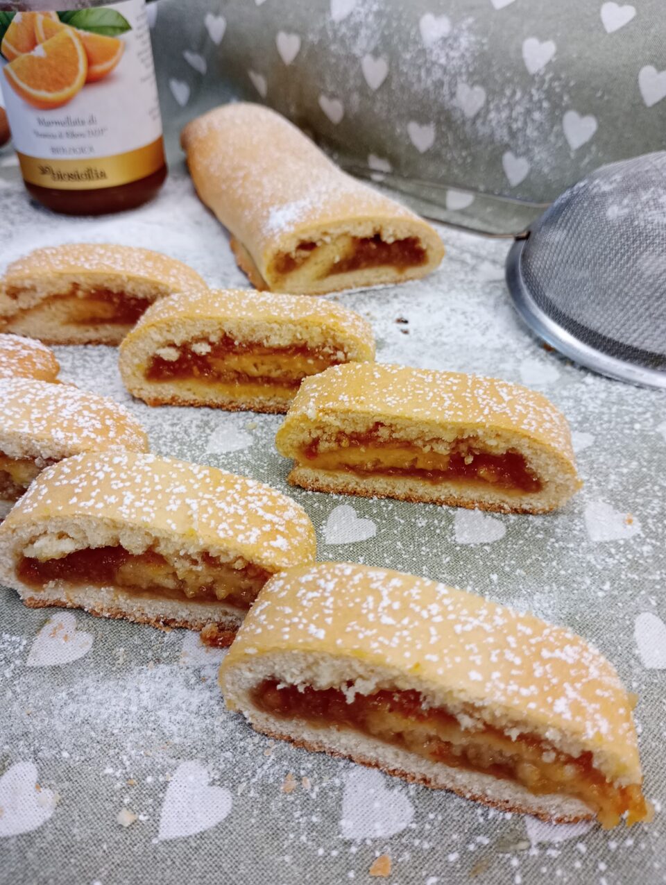 I cantucci morbidi ripieni di marmellata di arance sono dei biscottini deliziosi, ideali in qualsiasi momento della giornata.