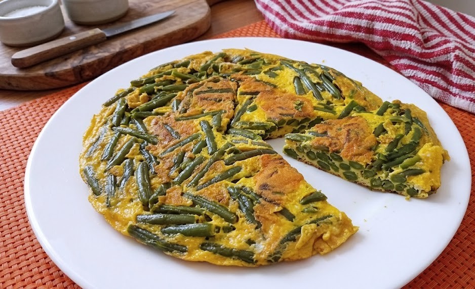 Frittata di fagiolini: il salva cena veloce, nutriente e saporito.
È sempre il momento giusto per una buona frittata, e oggi ho deciso di arricchirne una classica con dei fagiolini freschi che mi erano avanzati.