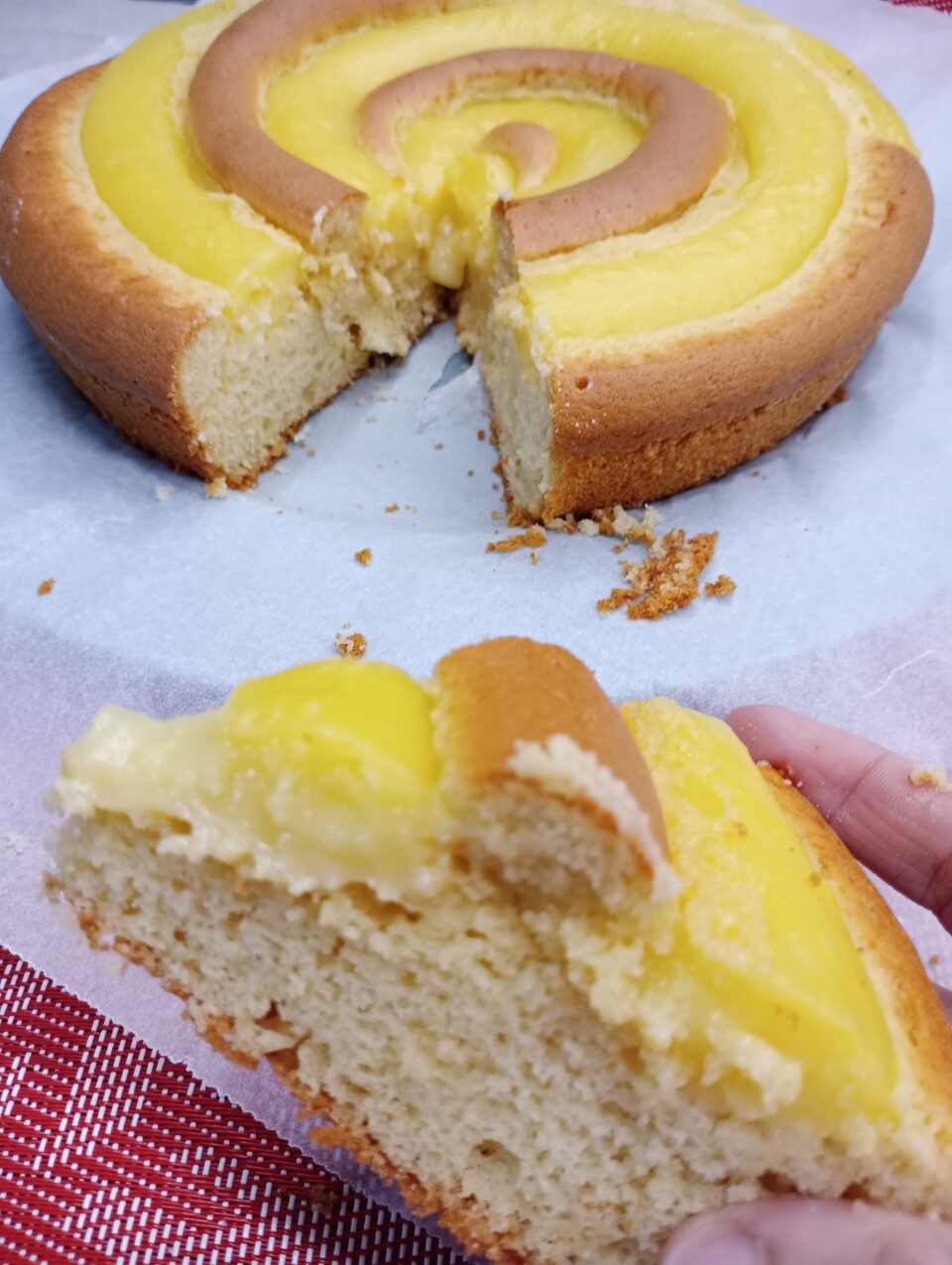 Torta soffice crema pasticcera: un dolce semplice che conquista tutti. Scopri la ricetta della torta soffice crema pasticcera.