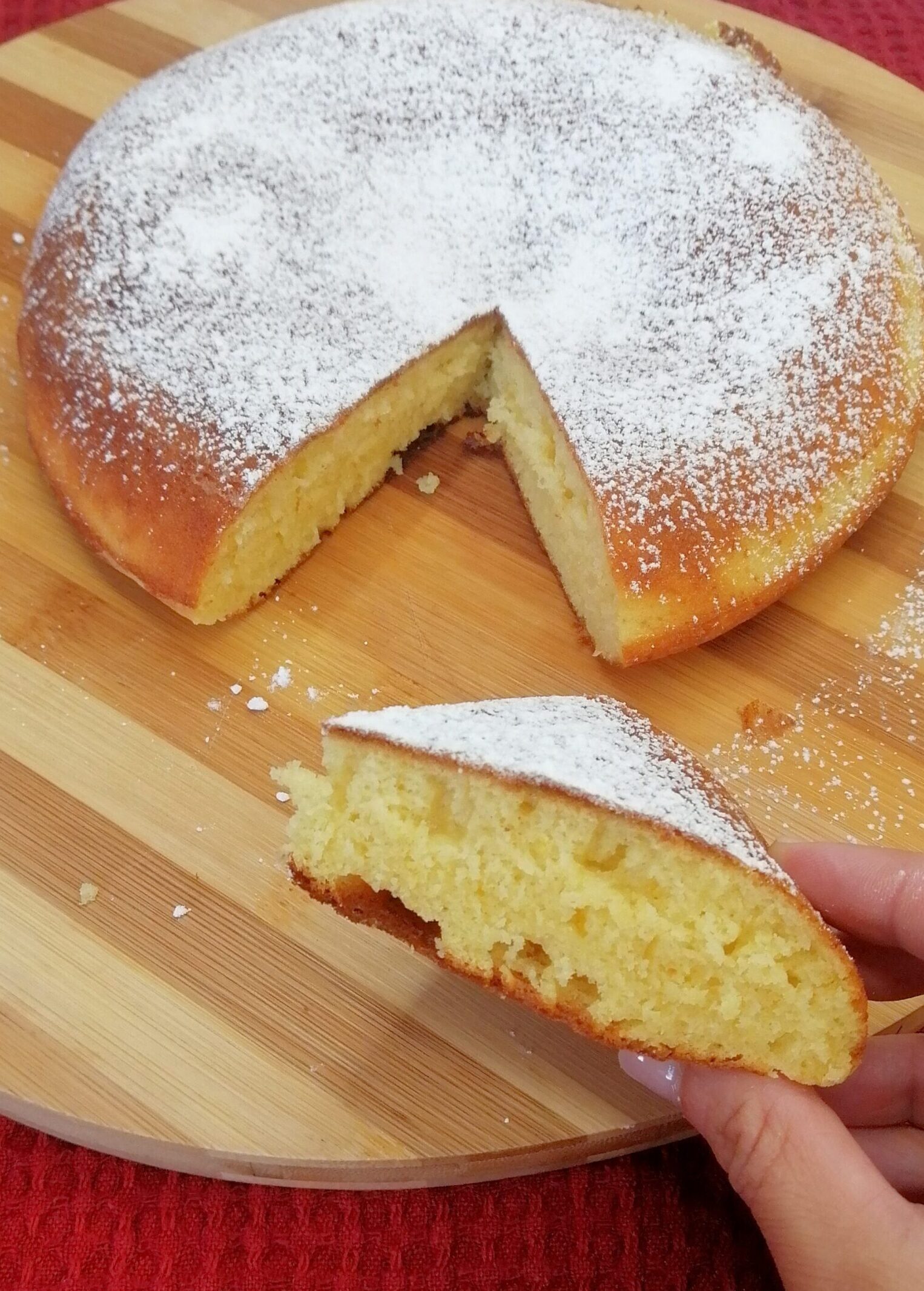Oggi vi propongo una torta soffice cotta in padella. Vi assicuro che questa torta vi stupirà per la sua facilità e per la sua bontà. 