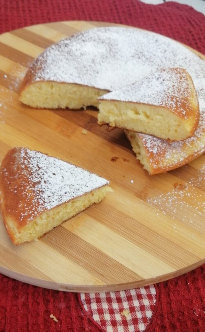 Oggi vi propongo una torta soffice cotta in padella. Vi assicuro che questa torta vi stupirà per la sua facilità e per la sua bontà. 