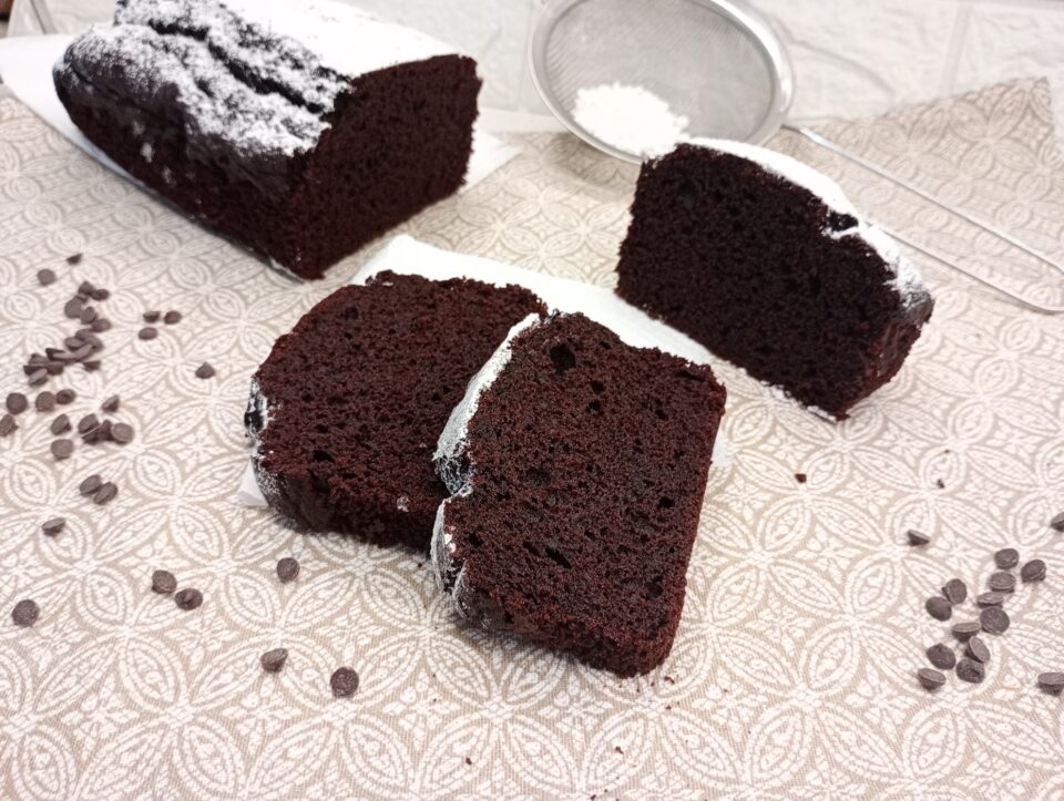 Il plumcake allo yogurt e cacao è ideale da gustare al naturale per colazione, oppure, per un momento di vera coccola. 