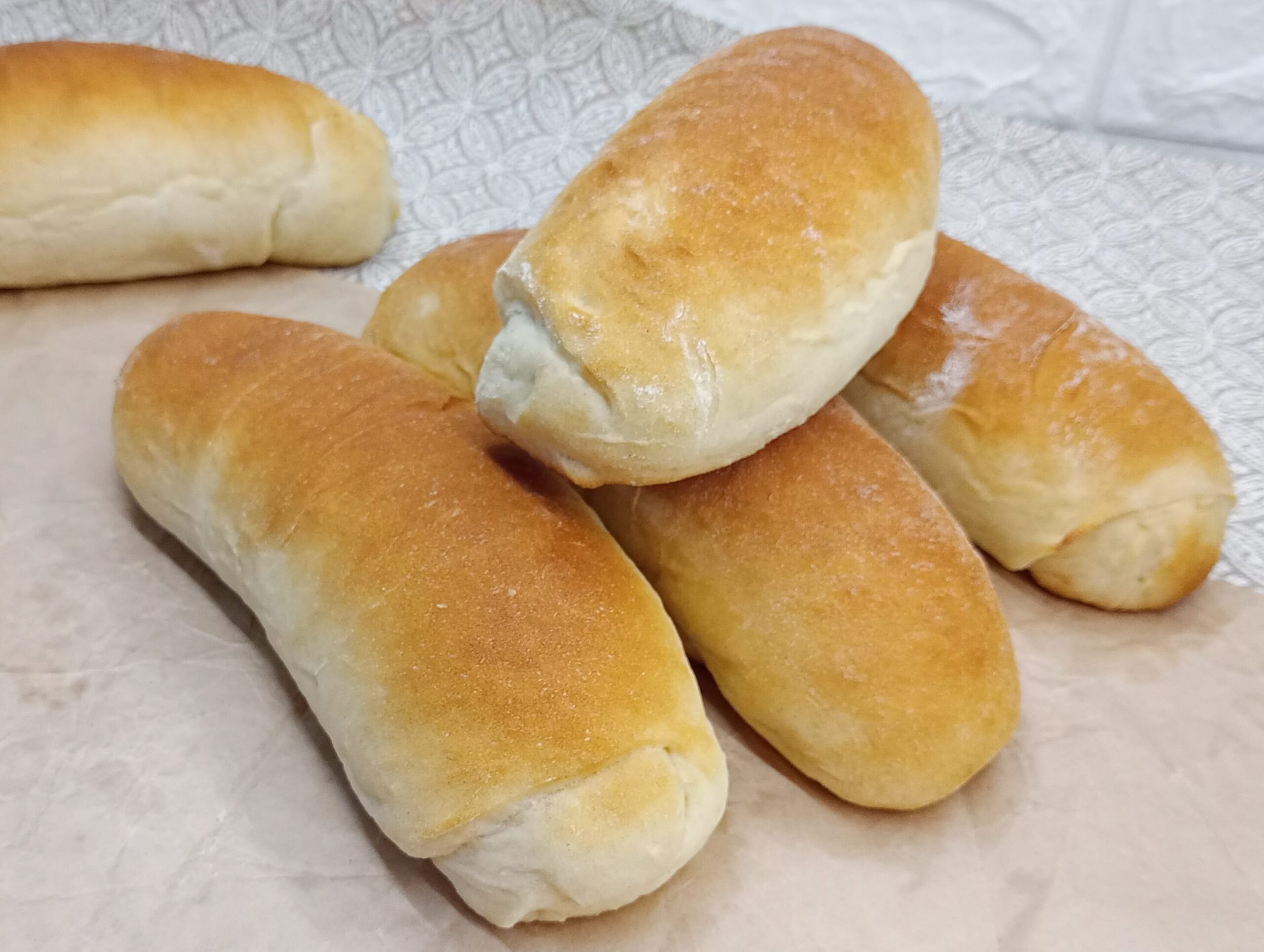 Panini Catanesi: La Sofficità della Sicilia, Qui in Toscana.
Questi non sono panini qualunque. I Panini Catanesi sono una vera icona della panificazione siciliana