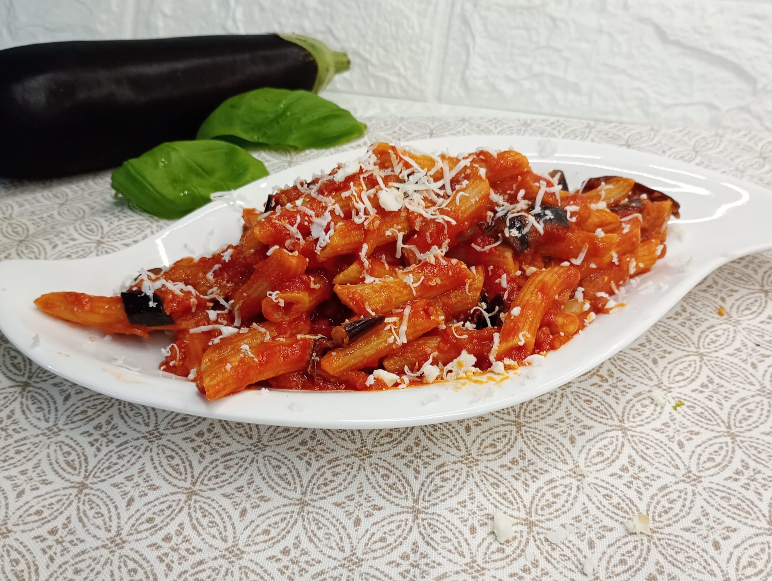 La Pasta alla Norma non ha bisogno di tante presentazioni. È un piatto molto semplice da preparare e incredibilmente gustoso, un vero pilastro della tradizione siciliana.