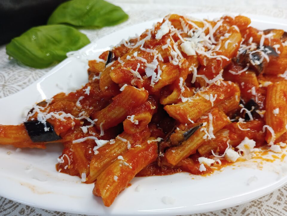 La Pasta alla Norma non ha bisogno di tante presentazioni. È un piatto molto semplice da preparare e incredibilmente gustoso, un vero pilastro della tradizione siciliana.