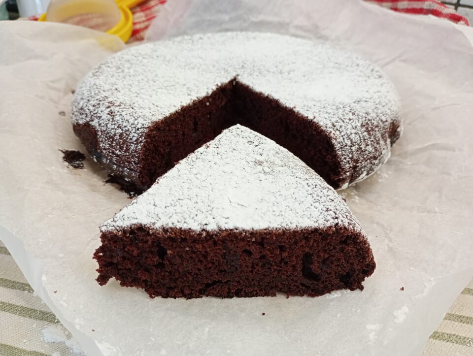 Torta all'acqua al Cacao cotta in padella, troppo facile e troppo buona. Sono sicura che la amerete per la sua leggerezza e bontà.
