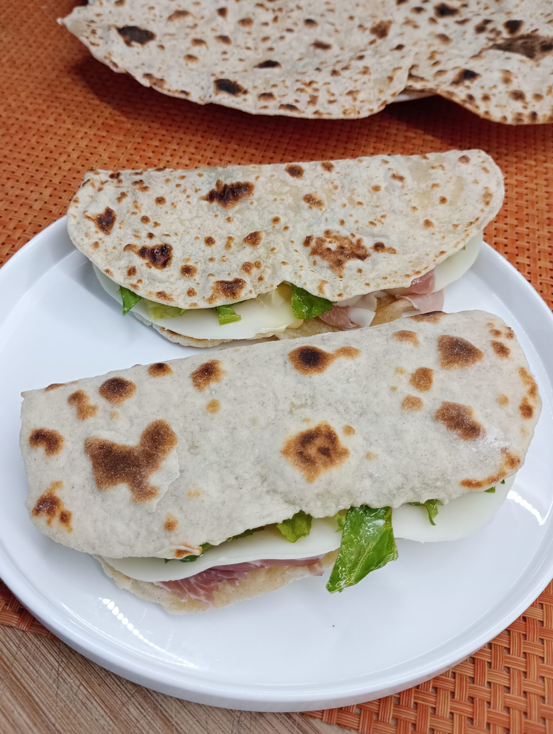 Queste piadine allo yogurt sono facilissime da preparare: l'impasto non contiene lievito e vi basterà cuocerle velocemente in padella.