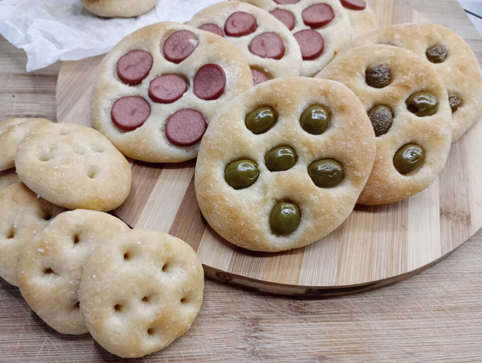 Focaccine morbide morbide. A casa mia sono un vero successone, piacciono a tutti, soprattutto al mio nipotino, un vero intenditore di schiacciatine. 