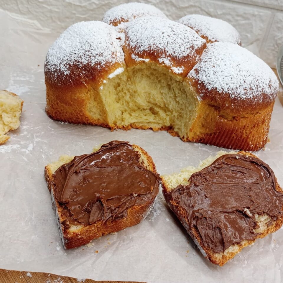 Oggi vi presento la mia ricetta del Pan Brioche Morbidissimo, una preparazione semplice ma infallibile, perfetta per la colazione e la merenda di tutta la famiglia. 
