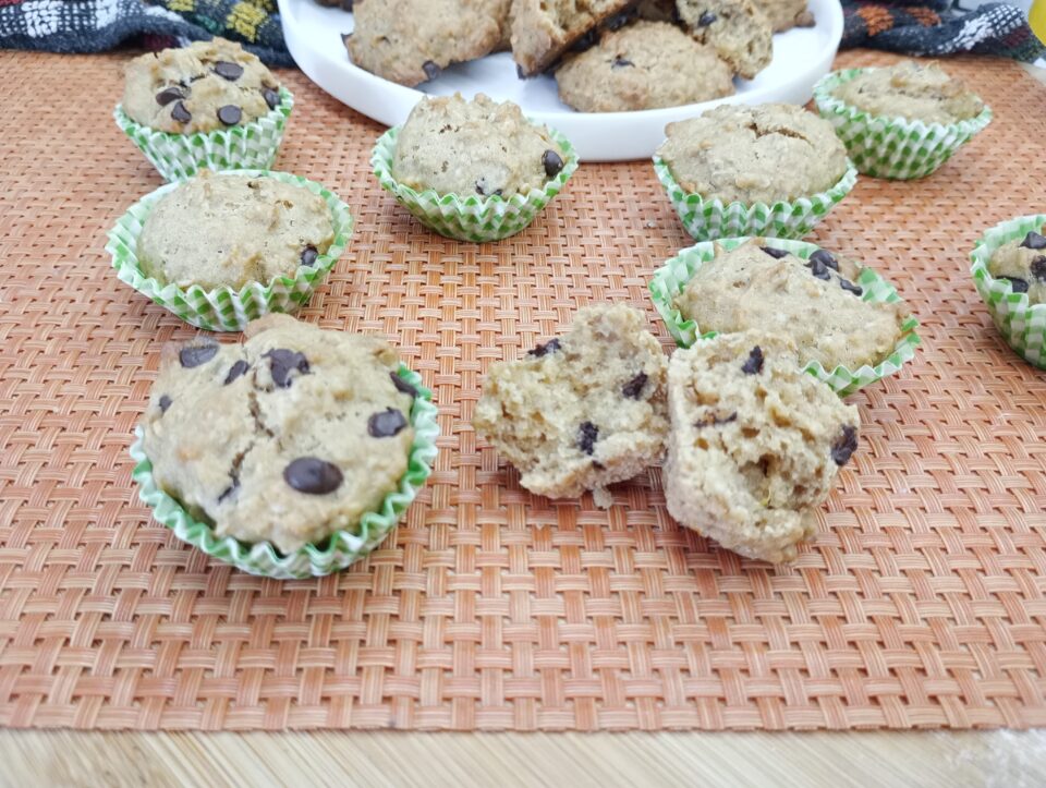 Non so voi, ma io puntualmente li compro per la colazione e poi mi restano lì in dispensa per troppo tempo. Quindi, ne ho approfittato per creare questi deliziosi Muffin con Fiocchi di Avena