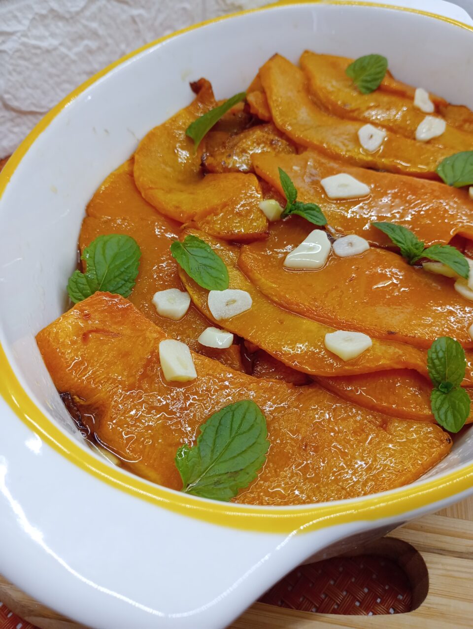 Questo contorno (o antipasto sfizioso) è un trionfo di contrasti. Parliamo della zucca in agrodolce, un piatto che migliora se preparato in anticipo! 
