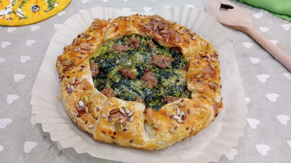 Torta salata salsiccia e friarielli.
Se c'è un abbinamento che non stanca mai e che fa subito venire l'acquolina in bocca, è quello tra salsiccia e friarielli, la mia coppia preferita. 
