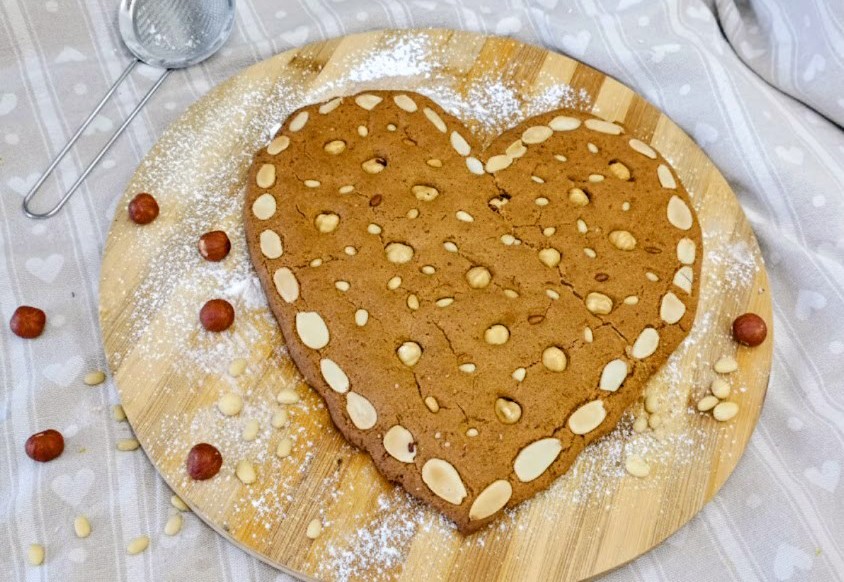 Questo biscottone al grano saraceno e frutta secca  è la scelta ideale per chi ama i sapori intensi e le consistenze croccanti. 