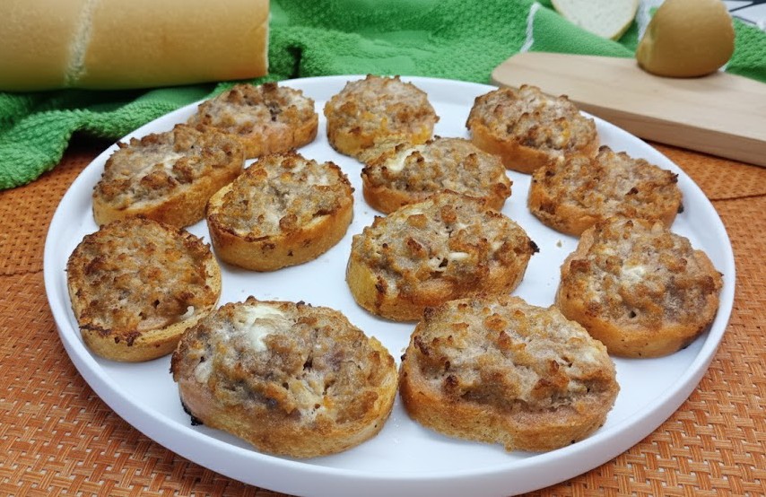 Crostini golosi con salsiccia e stracchino: il segreto per un antipasto croccante e veloce che conquisterà i tuoi ospiti.