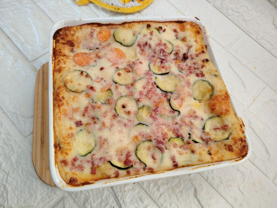 Lasagne bianche zucchine carote speck: ricetta cremosa e saporita con verdure e speck croccante. Provala subito!