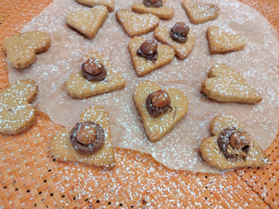 Biscotti cuoricini al caffè golosi: piccoli frollini perfetti per la colazione. Scopri la ricetta semplice per i biscotti.