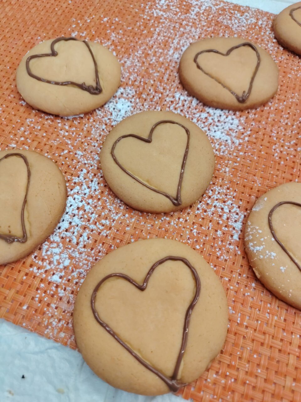 Ci sono profumi che hanno il potere di riportarci indietro nel tempo, e quello di questi biscottoni al burro è uno di quelli