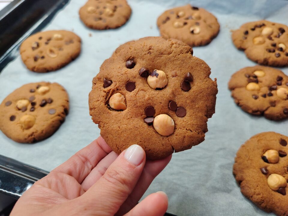 Biscottoni al grano saraceno golosi e croccanti con nocciole e cioccolato. Una ricetta semplice e veloce tutta da gustare!