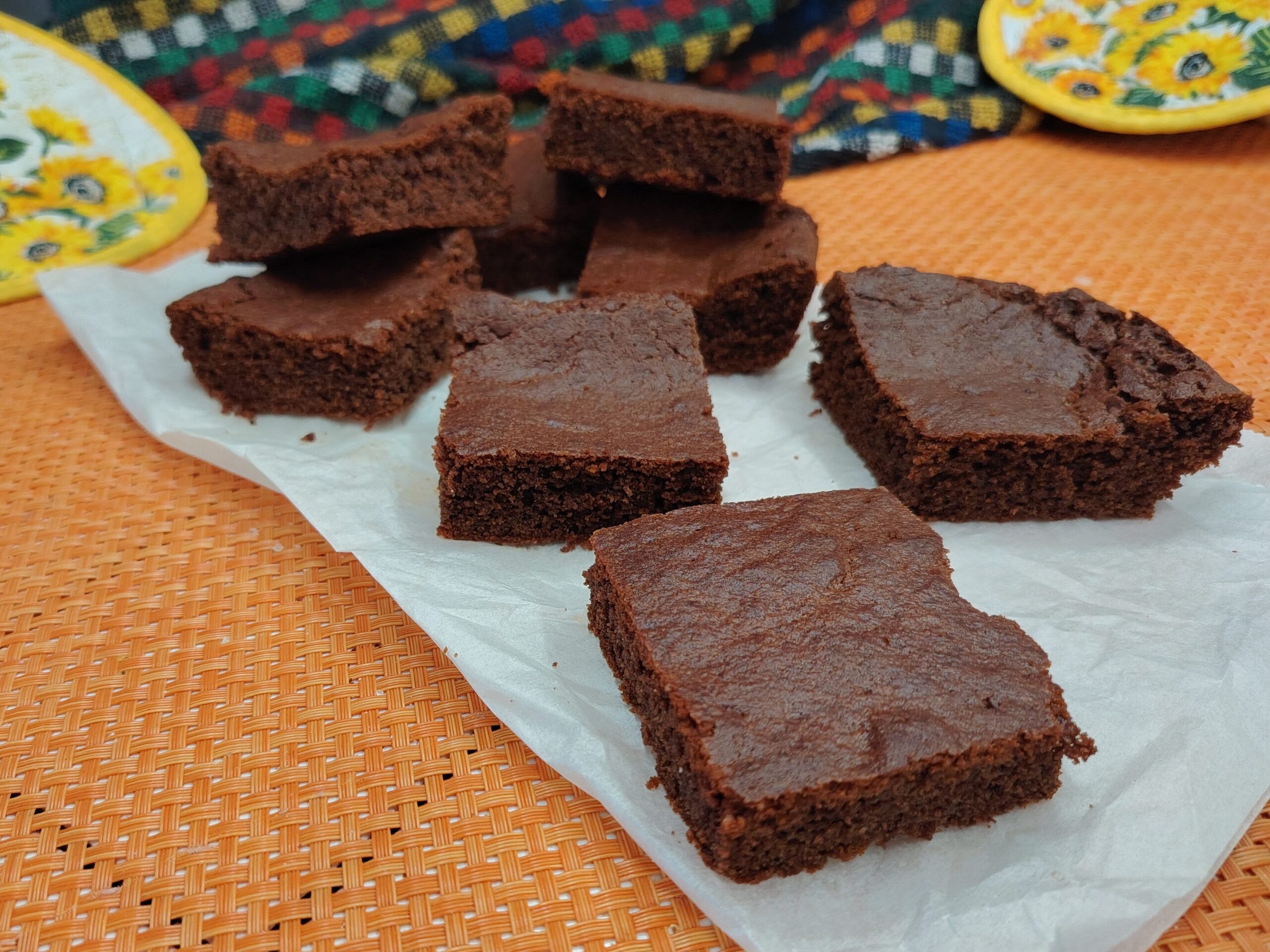 Torta al cioccolato facilissima e golosa: pronta in un lampo, ricorda un brownie ed è perfetta per riciclare le uova!