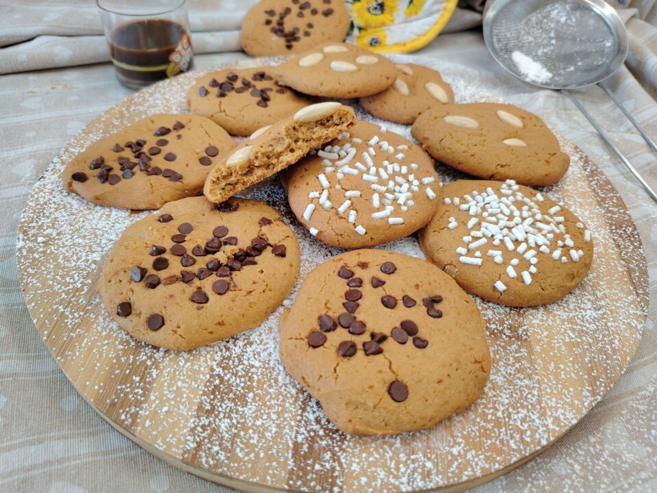 Scoprite i biscotti morbidi al caffè senza glutine, dolcetti profumati perfetti per ogni momento di pausa.