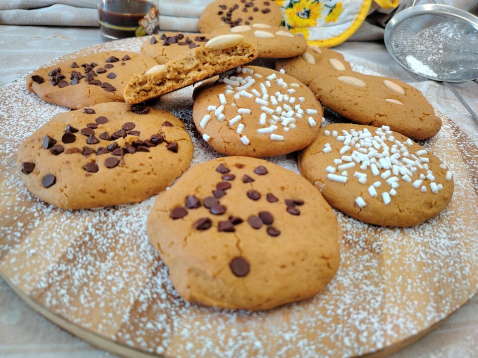 Scoprite i biscotti morbidi al caffè senza glutine, dolcetti profumati perfetti per ogni momento di pausa.
