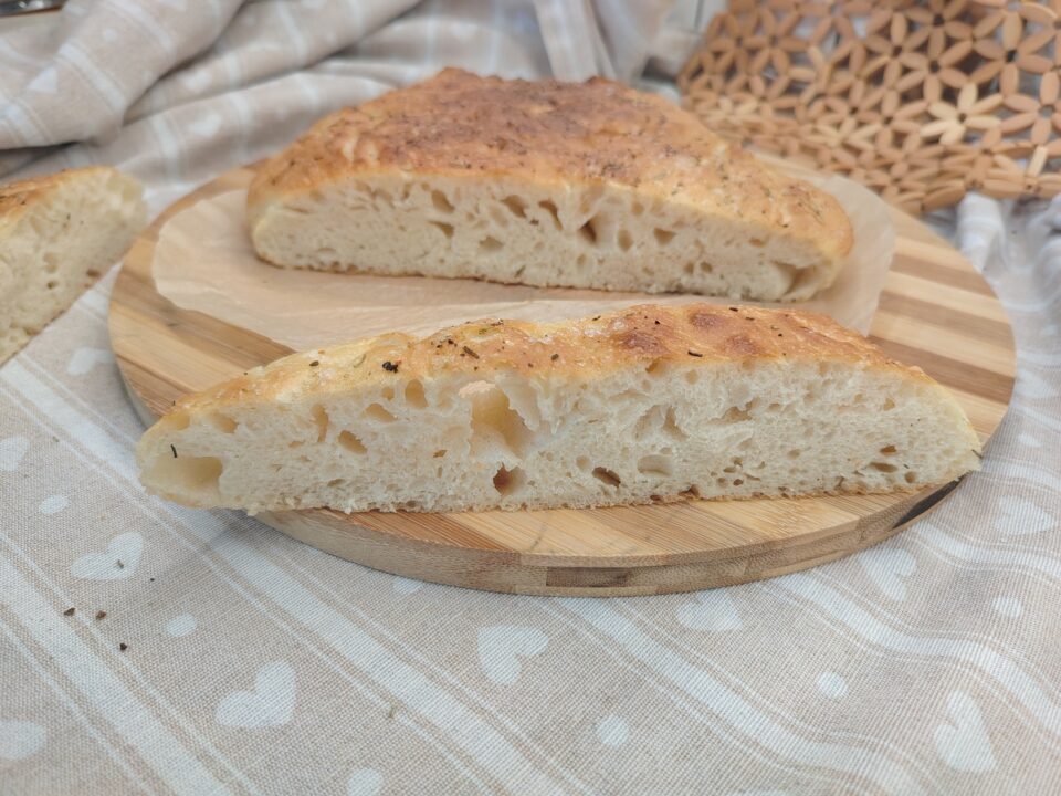 Scopri come preparare una focaccia in friggitrice ad aria alta e morbidissima. Solo 2 ore di lievitazione per un risultato che ti stupirà!