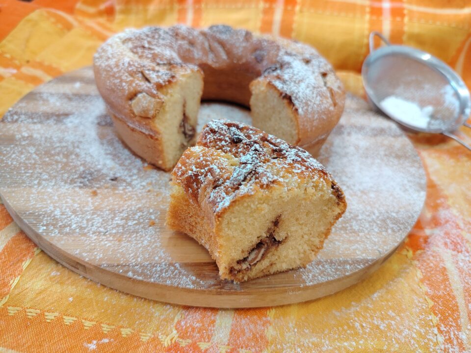Scopri come preparare un ciambellone soffice in friggitrice ad aria: una ricetta veloce, golosa e pronta in pochi minuti. Provala subito!