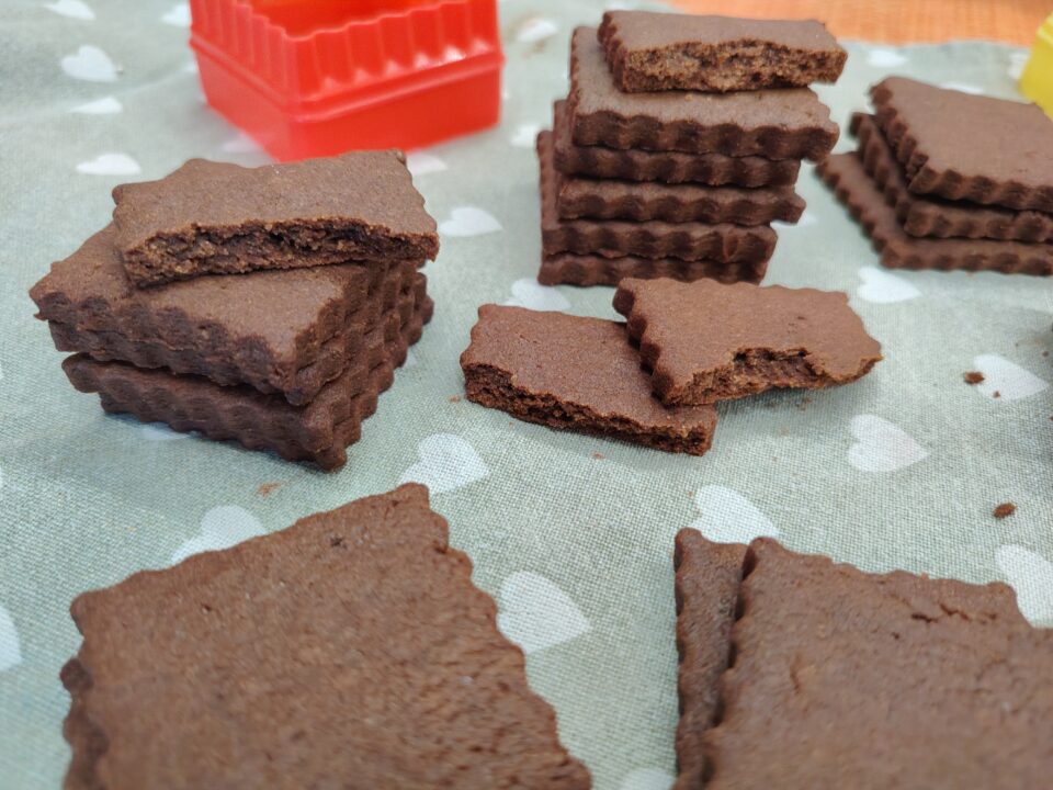 Biscotti al cacao senza glutine friabilissimi: golosi, semplici e irresistibili. La ricetta perfetta per chi ama pasticciare con gusto!