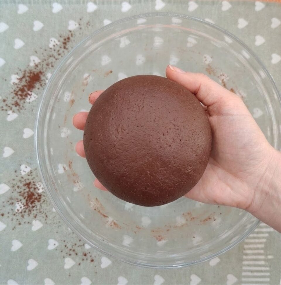 Ho creato una frolla al cacao senza glutine facilissima e buonissima. Gusto intenso che conquista, ideale per biscotti e crostate!