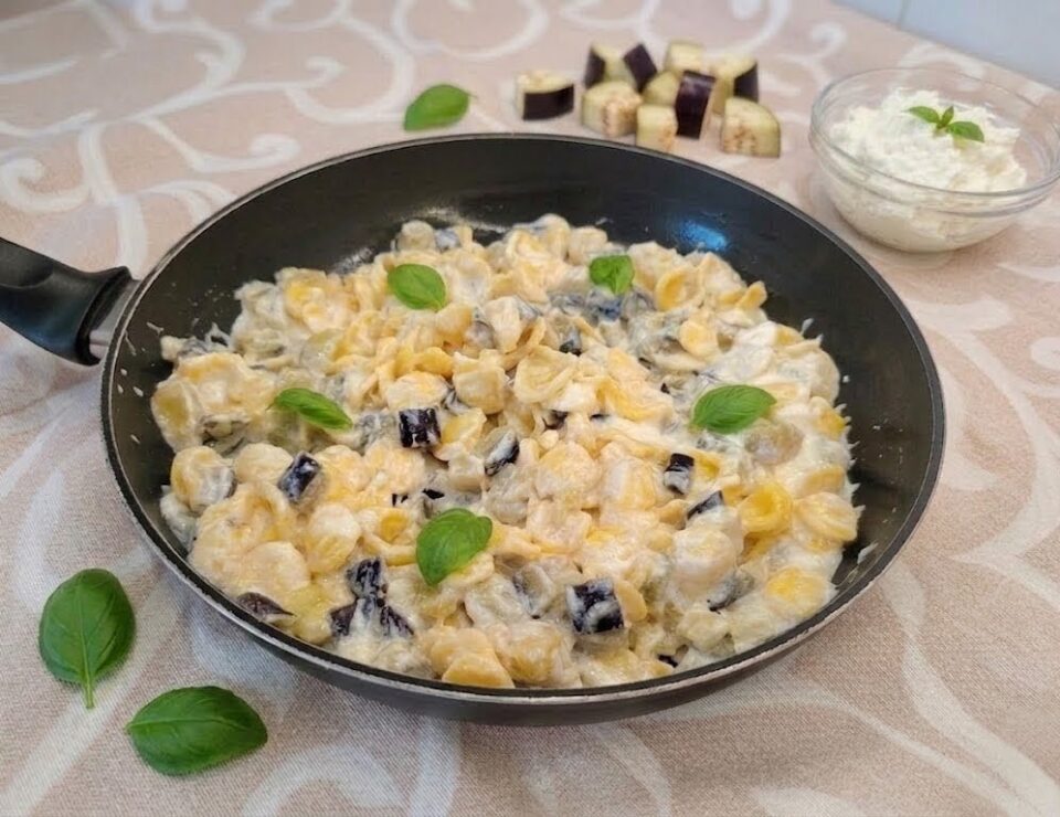 La pasta con melanzane e ricotta è il trionfo delle cose buone fatte con poco: bastano pochi ingredienti genuini. 