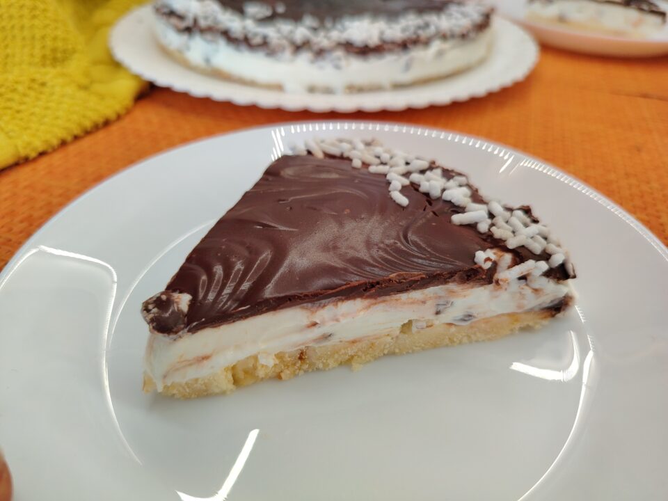 Scopri la mia torta fredda golosa e facilissima. Una ricetta semplice con base morbida alla panna, senza colla di pesce. Il dolce perfetto!