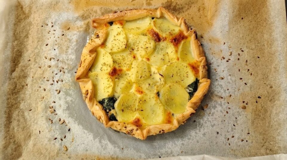 Torta salata con spinaci, mozzarella e patate: ricetta veloce e saporita. Il salvacena perfetto, ottima anche riscaldata in friggitrice ad aria!