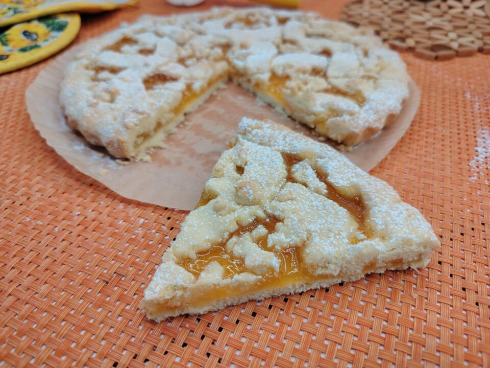 La crostata friabile senza glutine è un dolce che conquista fin dal primo assaggio! La preparazione è facilissima: basta preparare la frolla (la mia frolla al burro senza glutine).